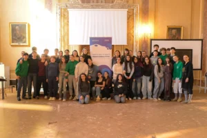 Si è svolto oggi, al Liceo Classico Piccolomini di Siena, il primo incontro del progetto dedicato alle scuole superiori promosso da Estra nell’ambito del Premio giornalistico “Estra per lo sport: l’energia delle buone notizie”, giunto all’ottava edizione. La città del Palio ha inaugurato il ciclo dei cinque appuntamenti previsti dal percorso formativo che, per la prima volta, coinvolge direttamente gli studenti nella costruzione e narrazione di una “buona notizia”, con l’obiettivo di avvicinarli ai linguaggi del giornalismo e ai valori positivi dello sport. Nel corso dell’incontro le classi partecipanti hanno presentato i propri elaborati, quattro articoli giornalistici, che sono stati condivisi e commentati insieme alla giornalista Alessandra Giardini in un confronto caratterizzato da partecipazione, entusiasmo e spirito critico. Gli studenti di tutte le scuole che parteciperanno al progetto saranno coinvolti anche nella valutazione dei servizi candidati al Premio speciale “Daniele Redaelli”, dedicato ai giornalisti under 35, contribuendo alla scelta finale del riconoscimento. Il progetto proseguirà con i prossimi appuntamenti in programma: 25 febbraio ad Arezzo al Convitto nazionale Vittorio Emanuele II; 26 febbraio al Liceo sportivo IIS Cambi Serrani di Falconara; 11 marzo a Firenze all’Istituto tecnico e professionale ISIS Da Vinci; 26 marzo al Liceo sportivo IIS Gramsci Keynes di Prato.