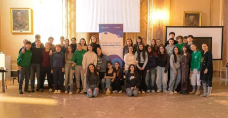 Estra_premio_giornalistico_liceo_Piccolomini_Siena_1-scaled Si è svolto oggi, al Liceo Classico Piccolomini di Siena, il primo incontro del progetto dedicato alle scuole superiori promosso da Estra nell’ambito del Premio giornalistico “Estra per lo sport: l’energia delle buone notizie”, giunto all’ottava edizione. La città del Palio ha inaugurato il ciclo dei cinque appuntamenti previsti dal percorso formativo che, per la prima volta, coinvolge direttamente gli studenti nella costruzione e narrazione di una “buona notizia”, con l’obiettivo di avvicinarli ai linguaggi del giornalismo e ai valori positivi dello sport. Nel corso dell’incontro le classi partecipanti hanno presentato i propri elaborati, quattro articoli giornalistici, che sono stati condivisi e commentati insieme alla giornalista Alessandra Giardini in un confronto caratterizzato da partecipazione, entusiasmo e spirito critico. Gli studenti di tutte le scuole che parteciperanno al progetto saranno coinvolti anche nella valutazione dei servizi candidati al Premio speciale “Daniele Redaelli”, dedicato ai giornalisti under 35, contribuendo alla scelta finale del riconoscimento. Il progetto proseguirà con i prossimi appuntamenti in programma: 25 febbraio ad Arezzo al Convitto nazionale Vittorio Emanuele II; 26 febbraio al Liceo sportivo IIS Cambi Serrani di Falconara; 11 marzo a Firenze all’Istituto tecnico e professionale ISIS Da Vinci; 26 marzo al Liceo sportivo IIS Gramsci Keynes di Prato.